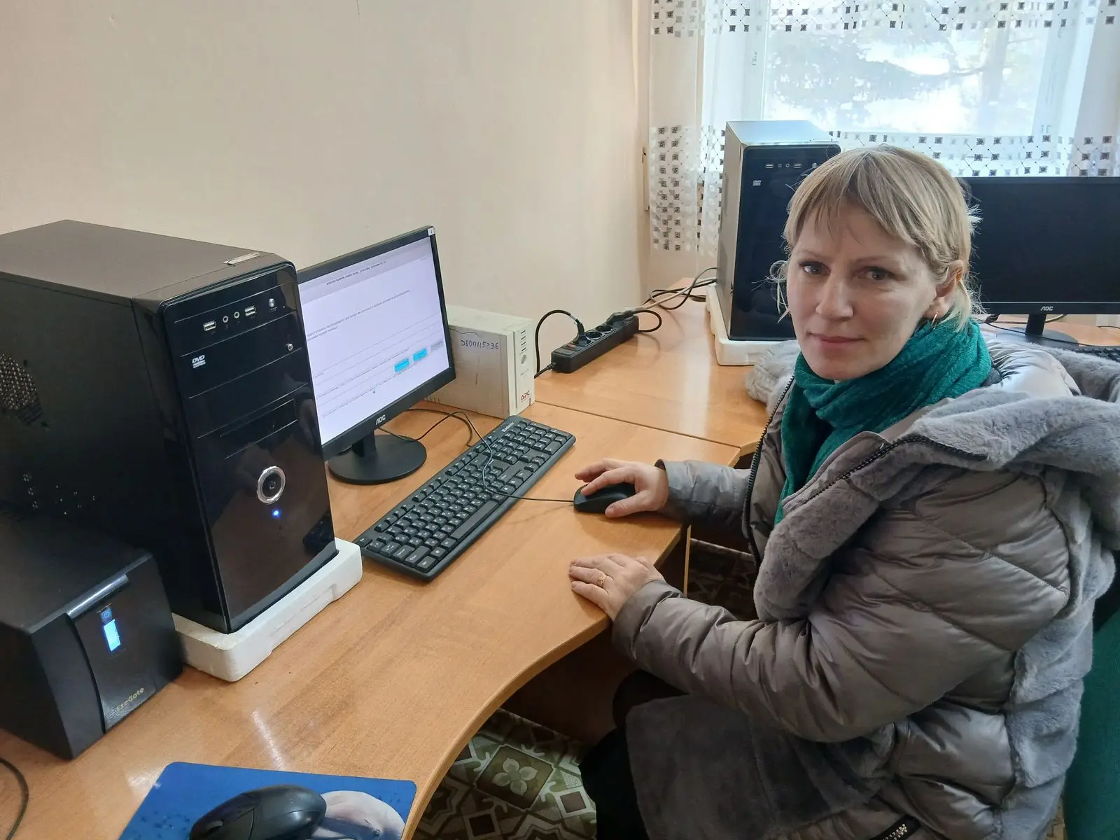 Женщина за компьютером в учебном классе