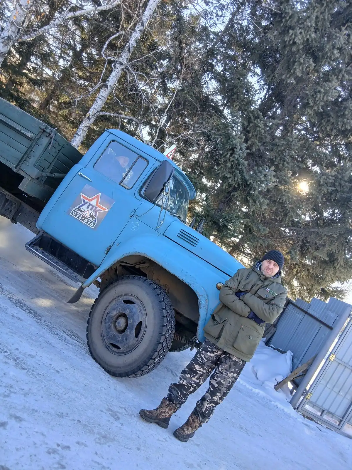 Голубой ЗИЛ с эмблемой УПК на заснеженной площадке